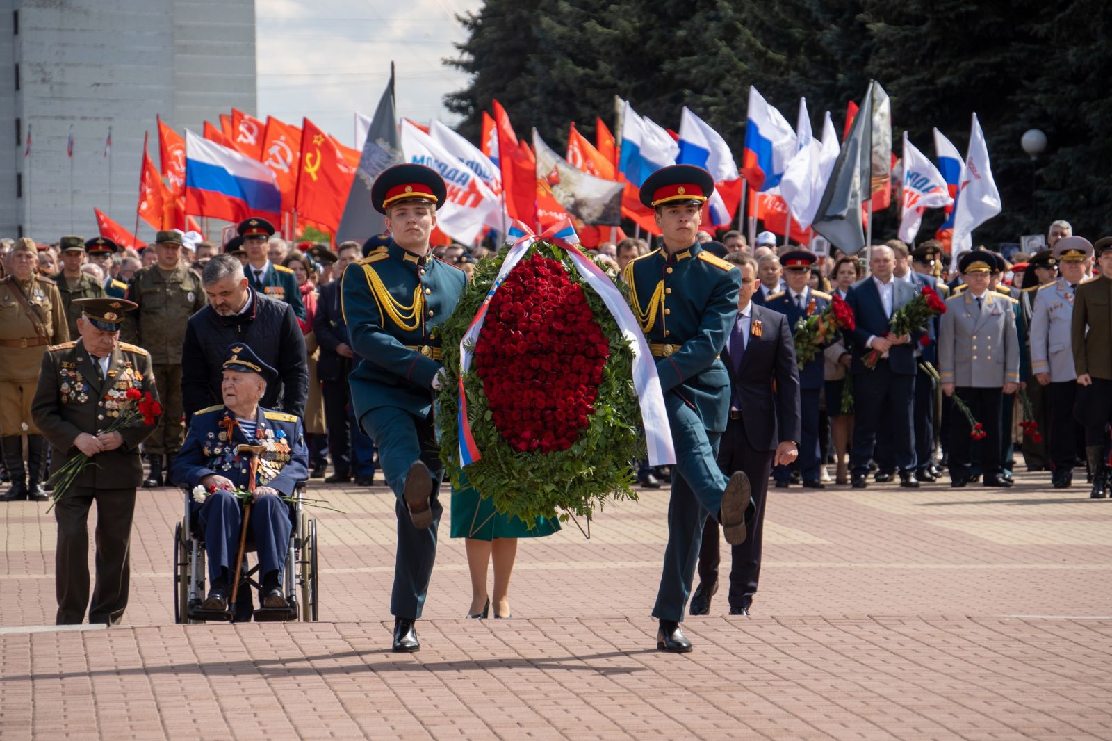 Мемориал павших курск. Мемориальный комплекс памяти павших Курск. Мемориальный комплекс защитнику Отечества Кемерово. Мемориал Победы Курск. Страницы истории Отечества.